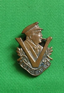 Winston Churchill victory lapel badge from WWII era. - Picture 1 of 3