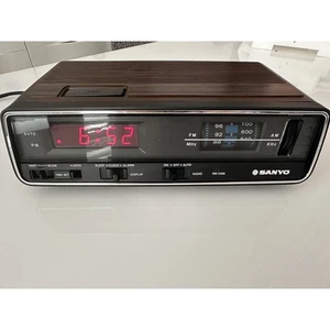 VINTAGE *NEW* 1980's Sanyo RM 5300 Walnut LED Alarm Clock Radio  - Picture 1 of 23