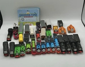 Enorme Lote de 33 Motores Coches Metal Diecast Thomas the Train & Friends Años 90 De Colección - Imagen 1 de 9