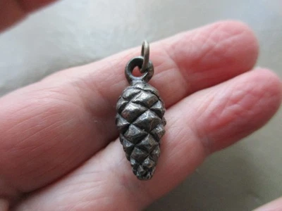 ANTIGUO COLGANTE VINTAGE ANTIGUO TONO PLATA OSCURO CONO DE PINO ESCOCÉS LLAVERO ENCANTO Foto 1 de 4