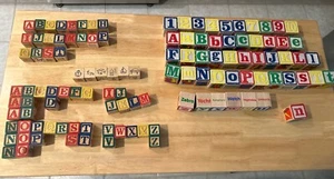 Holz Alphabet geschnitzt Lot 115 geschnitzt 50 große 1,5” & 65 kleine 1” bunt - Bild 1 von 13