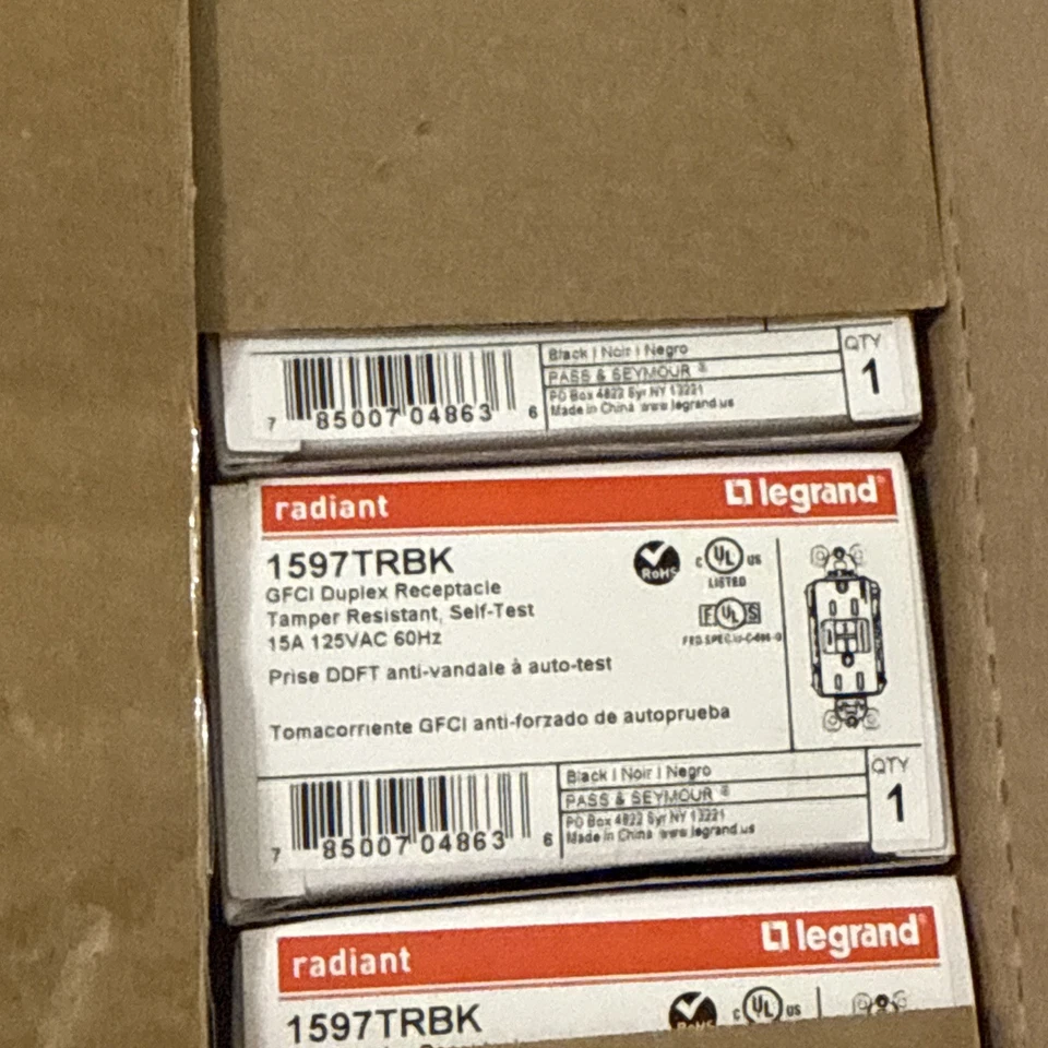 Receptáculo GFCI dúplex autoprueba 15A resistente a manipulaciones radiant® 1597TRBK Foto 1 de 1
