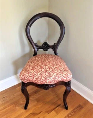 Silla victoriana de finales del siglo XIX tallada con respaldo de globo de caoba Foto 1 de 4