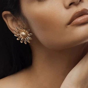Nuevos pendientes de oro Anthropologie margarita - Imagen 1 de 3