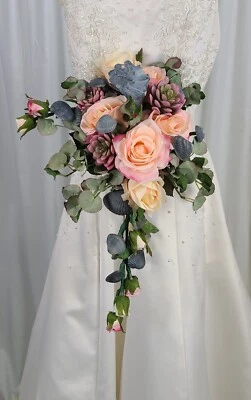 Ramo de boda en cascada sintética conchas de arena y suculentas Foto 1 de 4