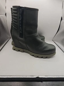Sorel Joan of Arctic III Waterproof Moto Wedge Boot US 9 Dark Moss  - Bild 1 von 9