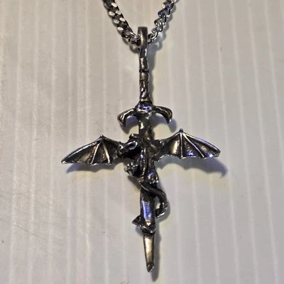 DIJE COLGANTE DE ESTAÑO DRAGÓN SOBRE ESPADA /COLLAR CADENA ACERA INOXIDABLE 18"-24" Foto 1 de 4