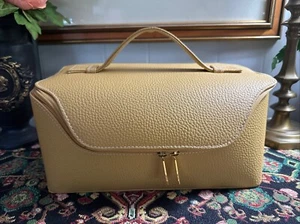 Vintage ESTEE LAUDER Cosmetics Bag Travel Case Gold Yellow Zipped Makeup Bag - Picture 1 of 7