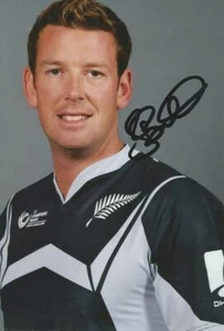 NEUSEELAND: IAN BUTLER SIGNED 6x4 ODI PORTRAIT PHOTO + COA - Bild 1 von 1