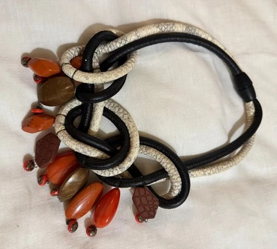 Collana intrecciata nera e pattern serpente bianco con pietre rosse e marroni  - Immagine 1 di 2