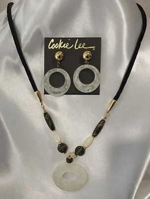 Cookie Lee Beautiful Vintage Circular Acrylic Pendant And Matching Earring Set - Image 1 of 4