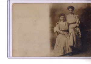 Echt Foto AK Zärtliche Frauen Lesben Interesse - Bild 1 von 2