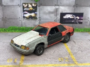 Ford Mustang 1987 arrugginita usurata personalizzata 1/64 pressofusa luce verde auto fienile ritrovamento - Foto 1 di 14
