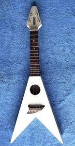 Mahalo UFV1 Flying V - Soprano Ukulele & Gig bag - White - Picture 1 of 13