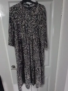 PAPAYA/ WOMAN BLACK/WHITE FLORAL DRESS WOMEN'S SIZE 12 - Picture 1 of 14