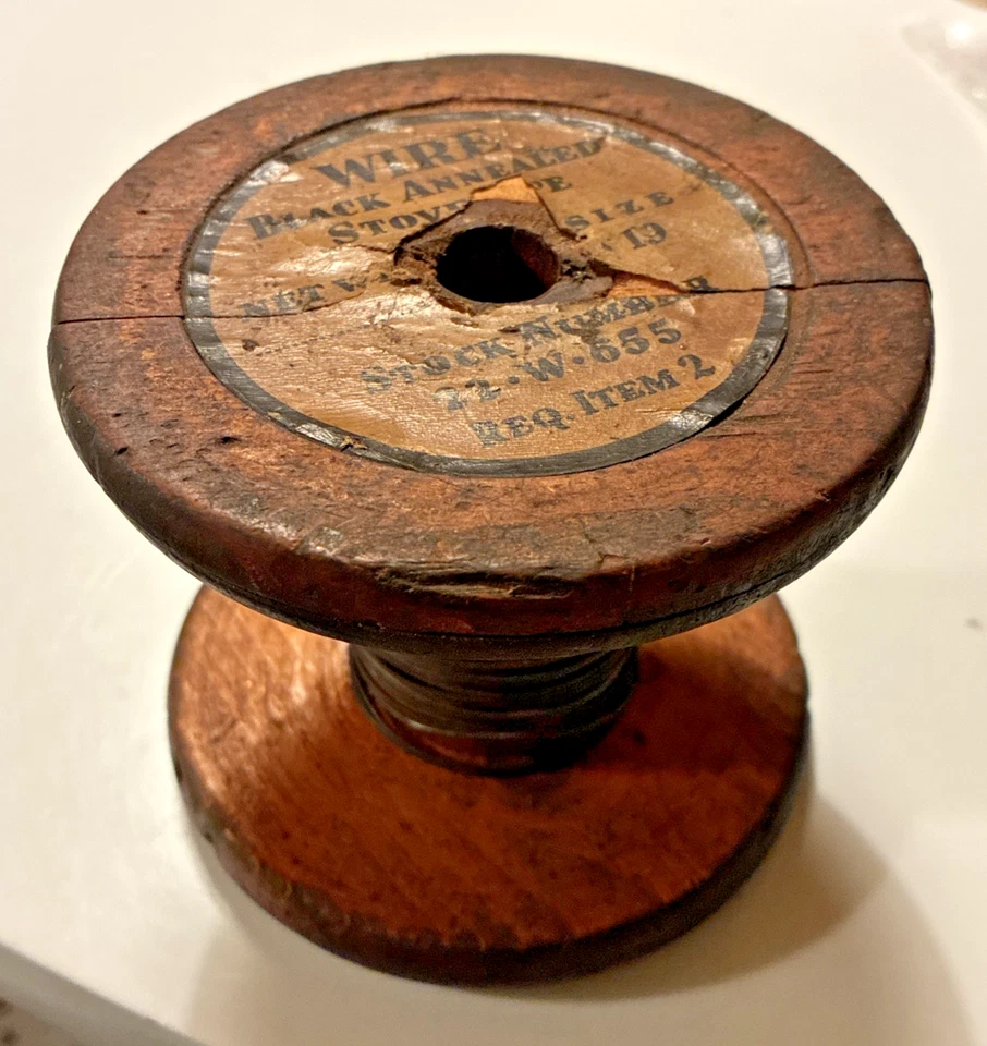 Carrete industrial plano de madera primitivo vintage con alambre negro recocido Foto 1 de 4