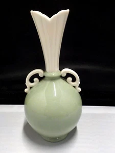 VINTAGE LENOX GREEN AND WHITE BULB VASE WITH GREEN USA MARK ON BOTTOM  PREOWNED - Picture 1 of 7