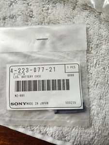 Neu Original Sony 4-223-077-21 Akku Etui Deckel - Bild 1 von 2