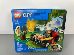 LEGO City 60247 Forest Fire 84 pezzi 1 minifigure e 1 gufo abbronzato scatola ammaccata - Foto 1 di 9