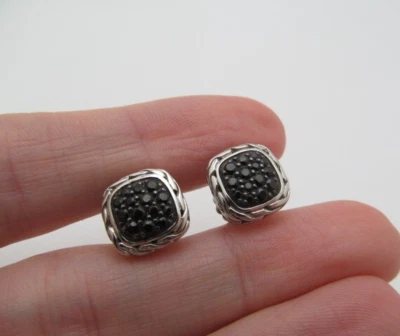 Aretes cuadrados pavé de plata de ley 925 con zafiro negro JH John Hardy de 12 mm Foto 1 de 4
