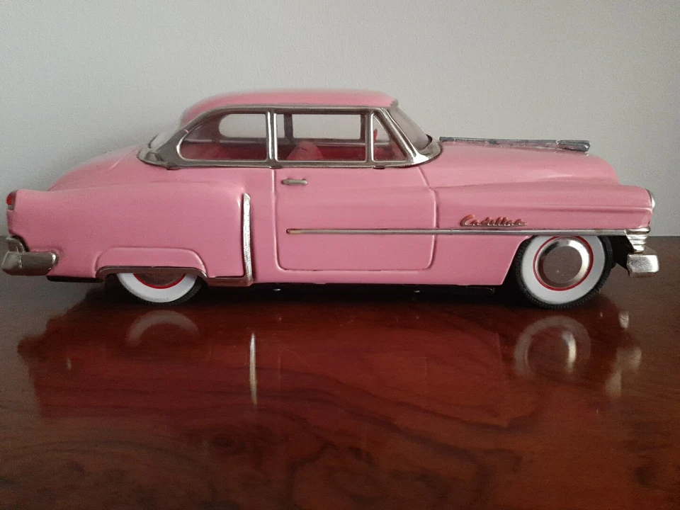 MODELLINO AUTO  IN LATTA - CADILLAC ROSA - Immagine 1 di 4