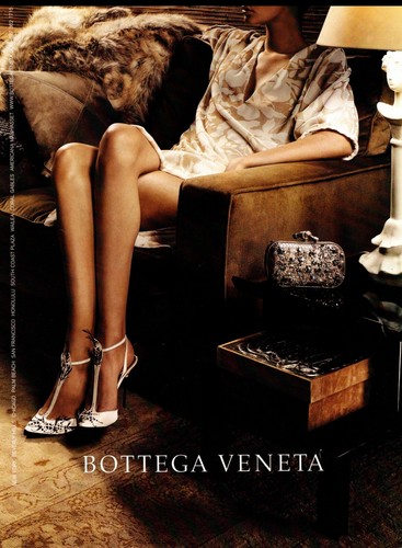 Pubblicità rivista moderna per scarpe e accessori BOTTEGA VENETA gambe 010422