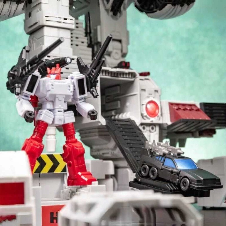 Yc001-A Scamper Six-Gun Metroplex G1 Mini Transformable toys model action figure - Image 1 of 4