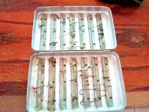 Antique Fly Fishing Hooks with Aluminum case looks handmade flys - Imagen 1 de 4