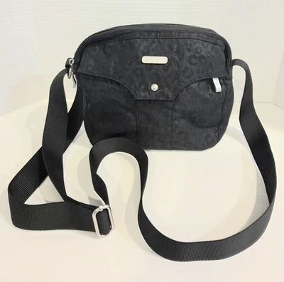 Bolsa tiracolo Baggallini preta sobre preta sutil estampa de chita náilon alça ajustável - Imagem 1 de 4