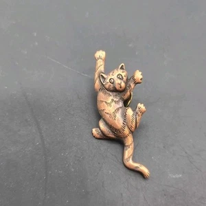 Broche Pin Gato Escalador Vintage Firmado JJ Jonette 1988 Metal Bronce - Imagen 1 de 4