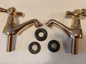 Pair of Victorian-style basin taps with flared spouts in gold finish - Ontario - Picture 1 of 9