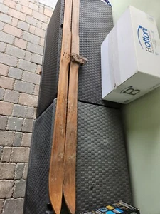 Antichi Sci In Legno Con Racchette Vintage Old Antique Firmati A Fuoco 180cm - Foto 1 di 11