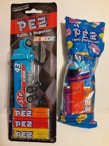 Richard Petty #43 PEZ Spender LKW NASCAR Sattelanhänger & Helm STP - Bild 1 von 14