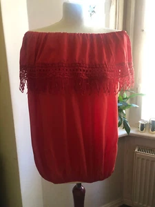 Rotes, leichtes Shirt mit Carmenausschnitt, Spitze und Fransen Gr. 36/38 - Bild 1 von 4