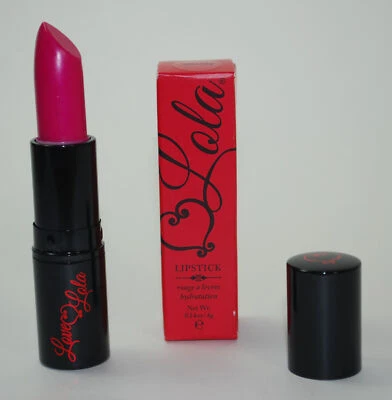 Lápiz labial Lola cobertura completa súper suave larga duración en satén LOVE & BE LOVE Foto 1 de 3