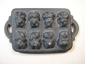 Vintage Schokolade Süßigkeiten Form von 8 Bären/Katzen/Hunden, Metallguss, 7/8" hoch - Bild 1 von 4