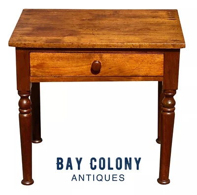 ANTIGUA MESITA DE NOCHE / MESITA DE NOCHE DE NOGAL VIRGINIA DEL PERÍODO FEDERAL Foto 1 de 4