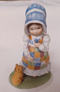 Figura de porcelana vintage 1979 Holly Hobbie con gato Cottagecore Girl - Imagen 1 de 6
