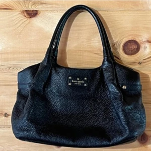 Kate Spade Stevie Berkshire Road? Schwarze Schultertasche aus genarbtem Leder. Gold hart - Bild 1 von 13