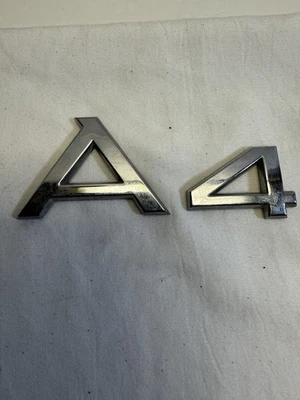 Insignia emblema maletero trasero Audi A4 2009-2012 OEM letras cromadas “A4” Foto 1 de 4