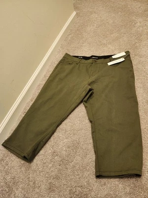 Liz Claiborne Sara Crop Army Green Stretch Mid Rise Capri Pants Size 18W - NEW - Image 1 of 4