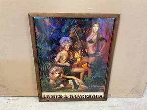 Vintage 80er sexy Frauen "BEWAFFNET UND GEFÄHRLICH" Pin-Up gerahmtes Bild Männerhöhle 21x17" - Bild 1 von 5