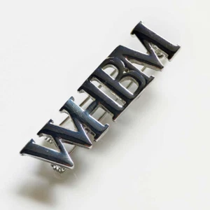 Nuevo Broche Prendedor Chicos Letra "WHBM" Regalo Moda Mujeres Fiesta Vacaciones Joyería - Imagen 1 de 3