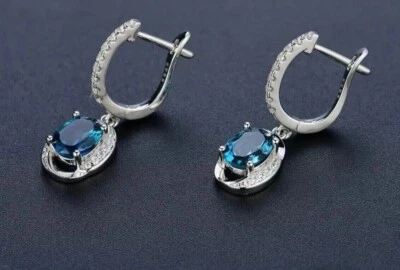 Pendientes colgantes de topacio azul Londres creados en laboratorio ovalados de 2,50 quilates de oro blanco Foto 1 de 4