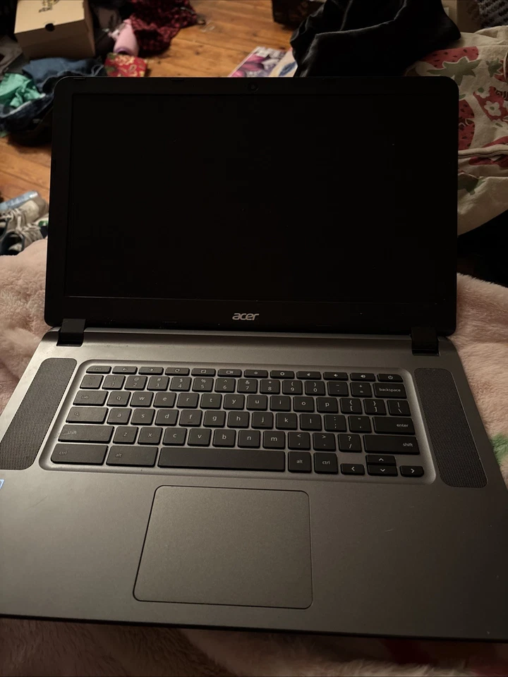 Portátil Acer Chromebook, excelente estado con pegatinas. Cargador incluido. Foto 1 de 4