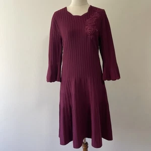 Review Size 12 Maroon Burgundy Knit 3/5 Sleeve Dress Embroidered Stretch VGUC - Picture 1 of 14
