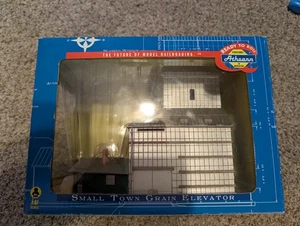 Ho Athearn Scale Small Town Grain Elevator Built - Athearn 95921 - Picture 1 of 6