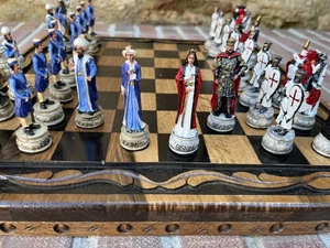 Set scacchi medievali di lusso - scacchiera in noce e pezzi dipinti a mano - Foto 1 di 11