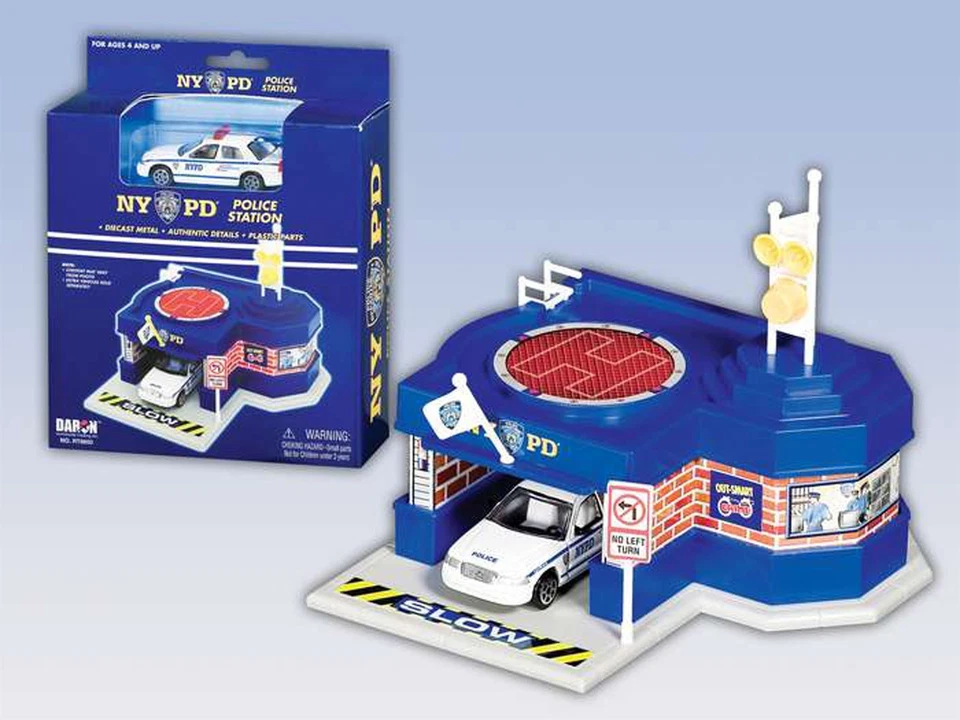 Mini estación de policía con auto del Departamento de Policía de Nueva York (NYPD) Foto 1 de 1