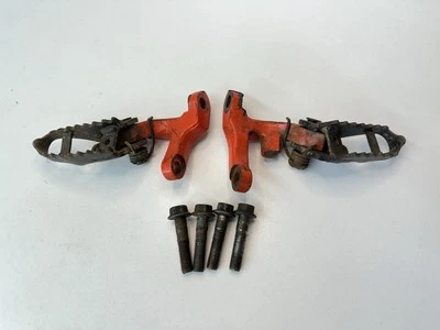 OEM 1985 85 HONDA XR250R XR 200 250 R XR200R LEFT & RIGHT FOOT PEGS & MOUNTS - Image 1 of 4